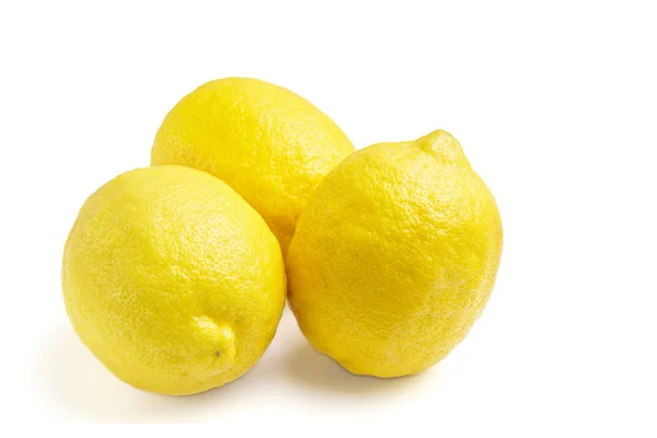 白い背景に分離された つの黄色熟したレモン フルーツ — ストック写真