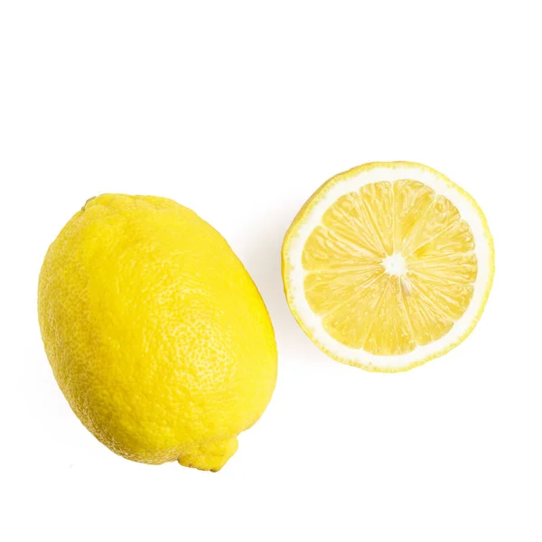 つの全体と半分黄色熟したレモン フルーツ 白い背景で隔離のトップ ビュー — ストック写真