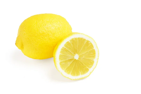 つの全体と黄色熟したレモン フルーツ 白い背景で隔離の半分 — ストック写真
