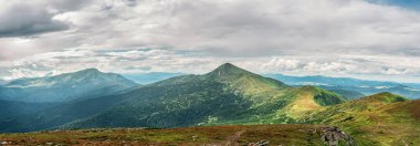 Ukrayna, Karpatlar 'da yaz dağı manzarası. panoramik görünüm.