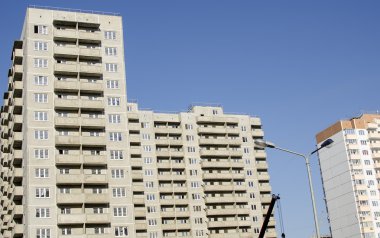 Yekpare beton binalar gökyüzüne karşı.