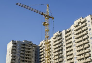 Yekpare beton binalar ve inşaat vinç.