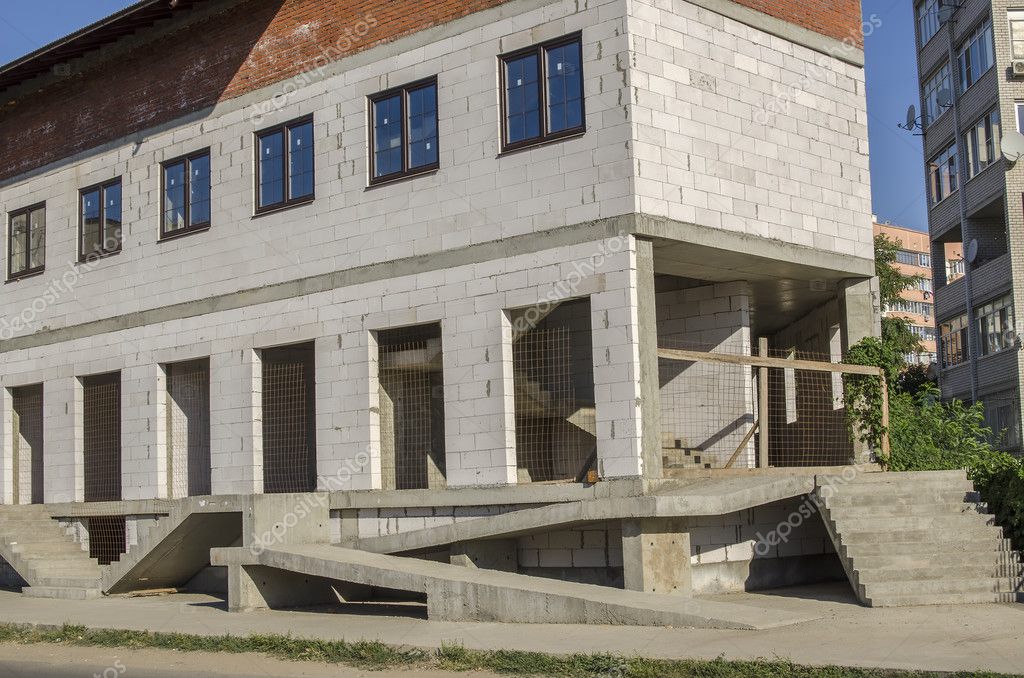 Das zweistöckige Gebäude mit weißen und braunen Ziegeln