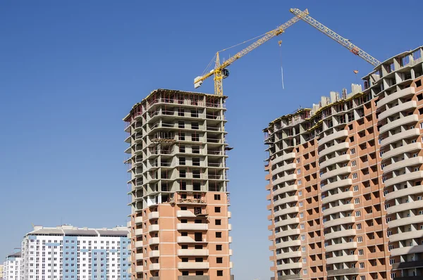 Monolith-tuğla bina.