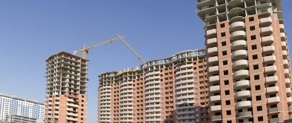 Dos edificios y grúas de gran altura . —  Fotos de Stock