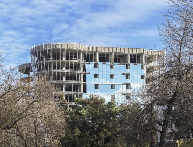 Bitmemiş bir mavi gökyüzü arka plan üzerinde bina