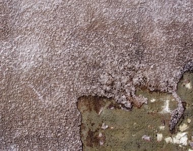 Arka plan pembemsi kahverengi duvar olan kırık alçı