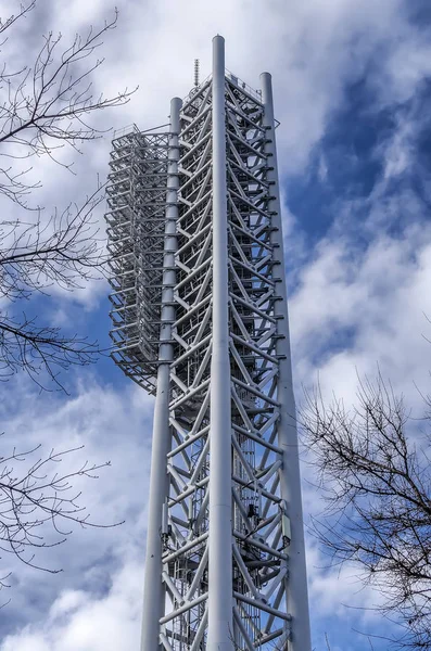 Torre bianca con riflettori su uno sfondo cielo nuvoloso — Foto Stock