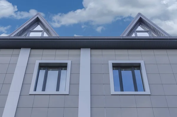 Büyük bir zemin planı ile iki simetrik tavan