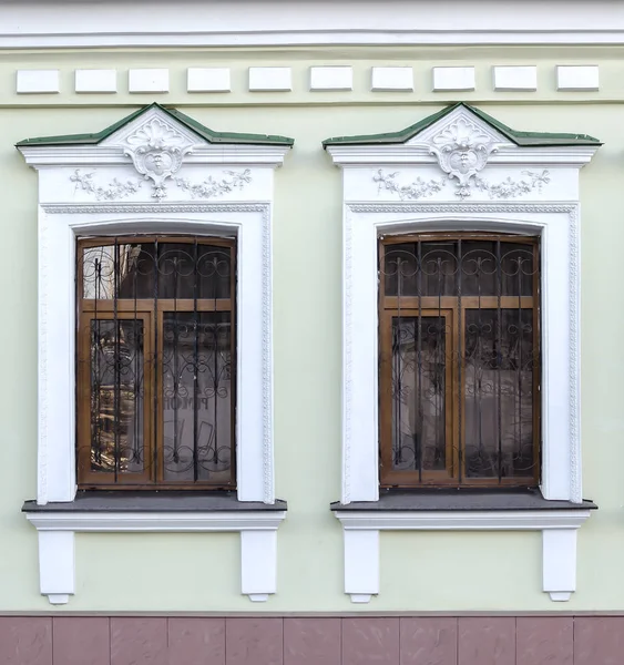 Sıva windows ile eski bir evin duvarına