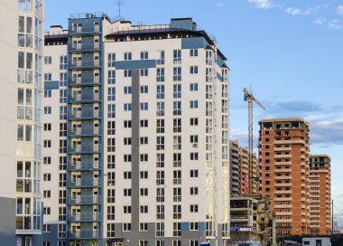 Farklı renkteki yüksek binalar kompleksi