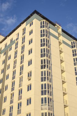 Beyaz yüksek bina. Yan görünüm.