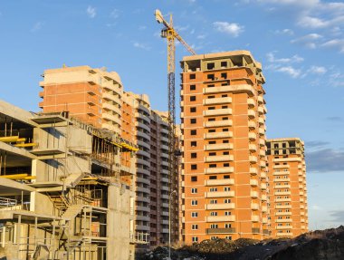 Açık kahverengi gökyüzü arka planda bina.