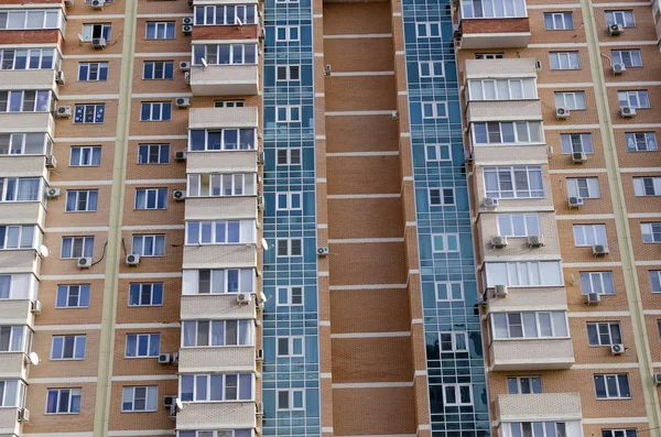 Muro multicolore di un condominio — Foto Stock