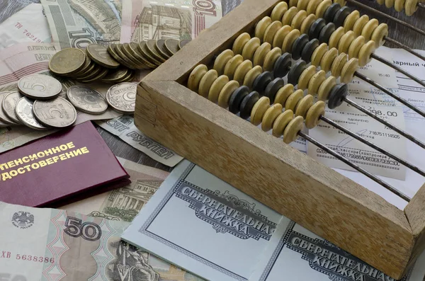 Money, a bank book, and a pensioner's document. — Stock Photo, Image