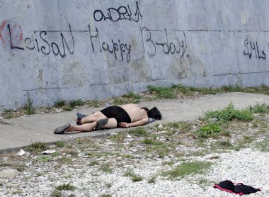 Sokakta uyuyan evsiz bir adam