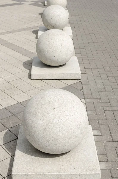 Une rangée de boules de pierre grise — Photo