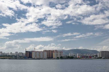 İnşaatlı deniz kıyısı.