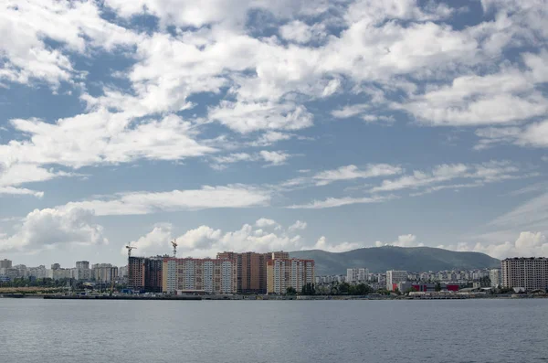 İnşaatlı deniz kıyısı.