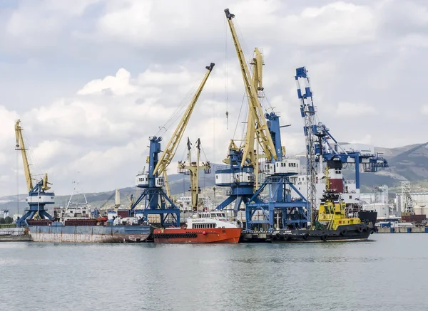 Guindastes portuários para carregar um navio no porto . — Fotografia de Stock