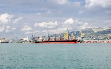 Yükleme limanında deniz gemide.