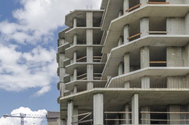 Gri betonarme çerçeve, yeni bir bina.