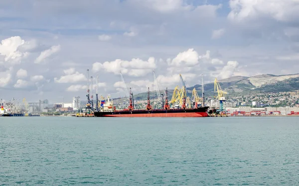 Een zeeschip tijdens het laden in de haven. — Stockfoto