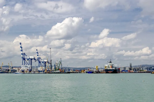 Açık denizden seaport görünümünü.