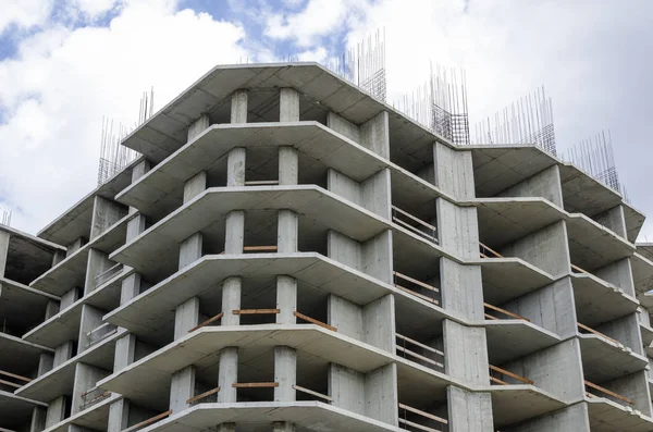 Yapım aşamasında binanın büyük bir görünümü.