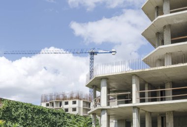 Bulutların üzerinde bir arka plan yapım aşamasında iki bina.