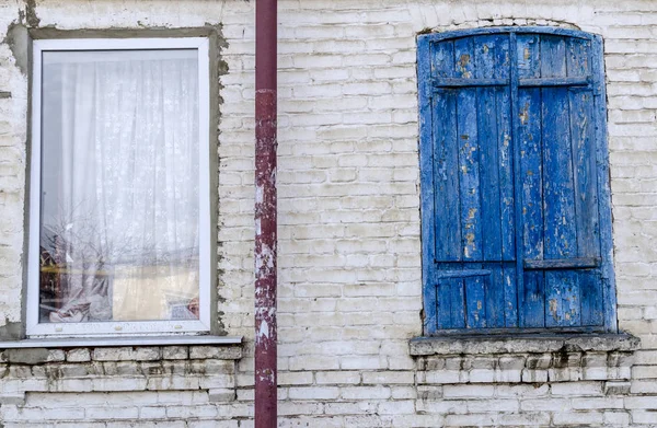 Dos ventanas de estilo diferente en una pared de ladrillo . — Foto de Stock