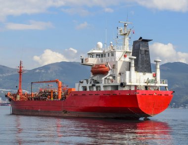 Deniz gemi içinde roadstead standları.