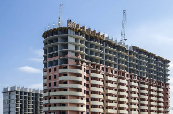 Edificio de gran altura de dos tonos en construcción . — Foto de Stock