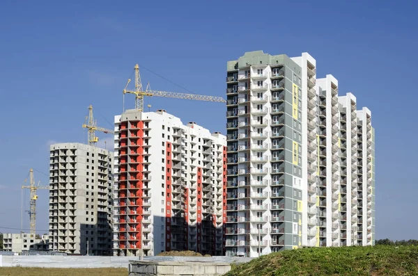 Üç ev ve üç bina Vinçler.