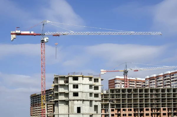 Konut alanı üzerindeki İnşaat vinçleri.