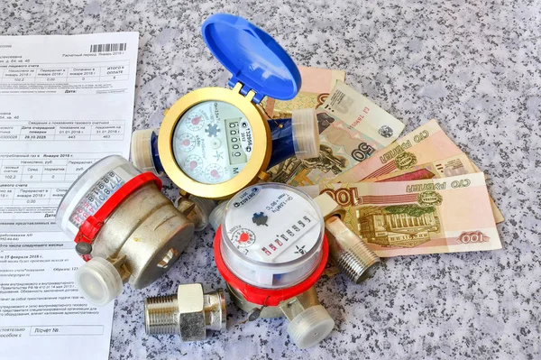 Su, ödeme ve para için fatura üç sayaç yakın çekim.
