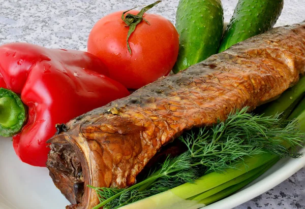 Stilleben från fisk, paprika, tomat och gurka. — Stockfoto