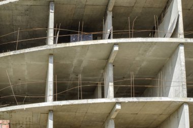 Yekpare betonarme bina yakın çekim detayları.