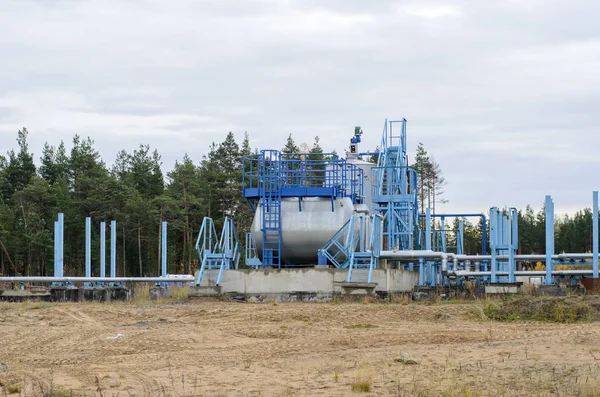 Un bloc de réservoirs de carburant cylindriques en métal monté sur un béton — Photo