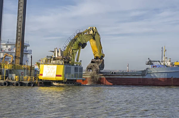 A construção do porto marítimo. Uma grande carga de escavadeira flutuante — Fotografia de Stock