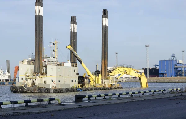 Krachtige drijvende graafmachine in de haven water gebied op de backgr — Stockfoto