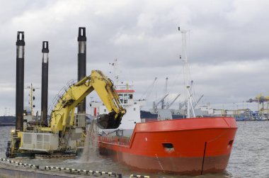 Liman bölgesinin su bölgesi. Bir alt kazıcı ile yükleniyor