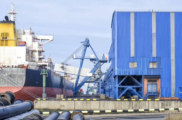 Завантаження терміналу морського порту. Завантаження товарів на океанський корабель . — стокове фото