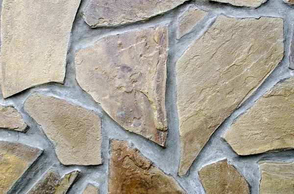 Duże fragmenty ostrego kąta brązowego piaskowca w szarym cemencie. Zdjęcia Stockowe bez tantiem