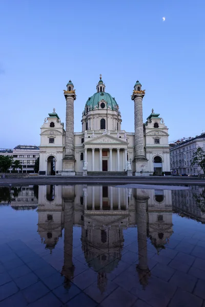 Karlskirche w Wiedniu na zachód słońca reflection — Zdjęcie stockowe