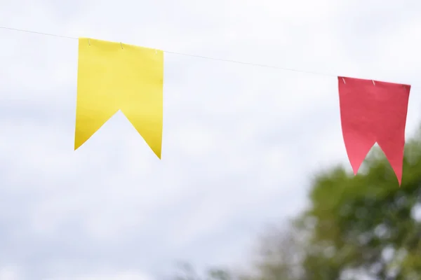 Ruban rouge et jaune sur une robe blanche — Photo