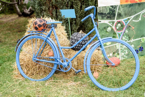 Bicicleta azul com feno e pumkpins decoração — Fotografia de Stock