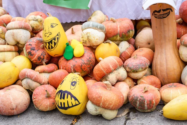 Stapel pompoenen getekend als monsters bij de oogst — Stockfoto