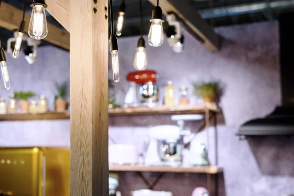 Lâmpadas incandescentes em uma sala de estilo loft — Fotografia de Stock