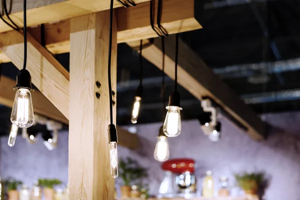 Lâmpadas incandescentes em uma sala de estilo loft — Fotografia de Stock